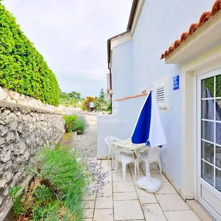 Charming In With Private Garden 28 M² Kampor