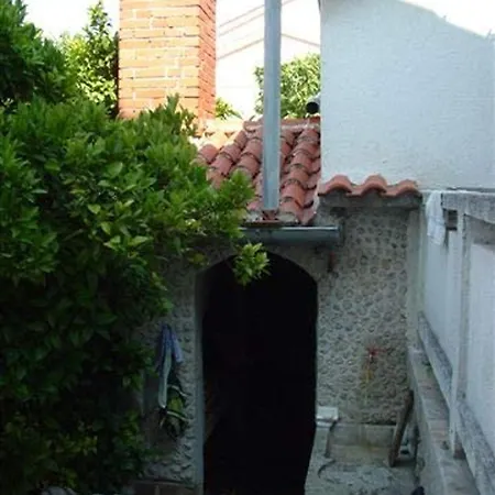 Charming In With Private Garden - 28 M² Apartman Kampor